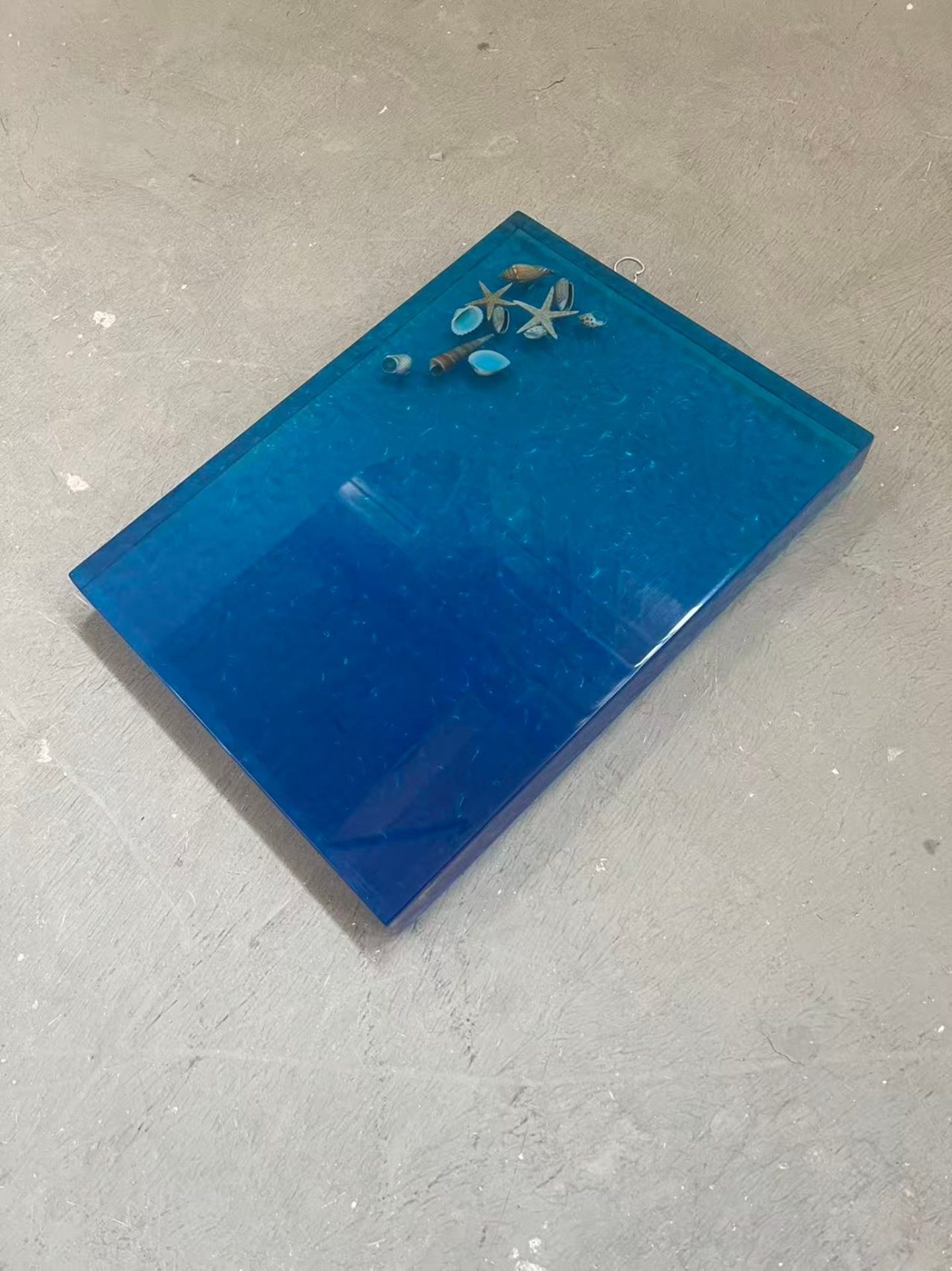 Straight edge epoxy salontafel